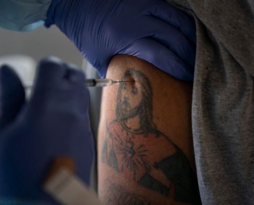 It’s a common question that pops up in the mind when you are looking to get inked in the pandemic, thinking about the waiting period between Covid 19 Vaccine and Tattoos